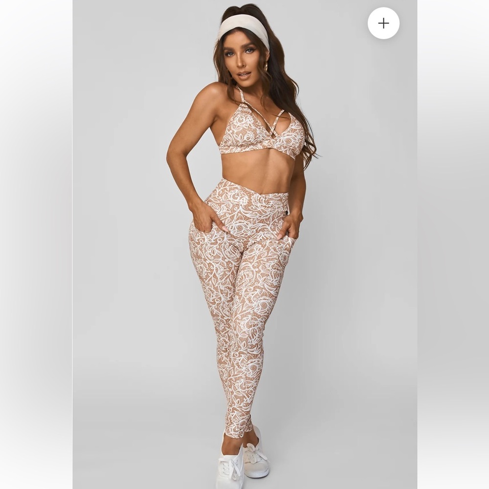 LICI Fit Capri Set V-Cut Scrunch Leggings (xs) & Strappy Bra (s).